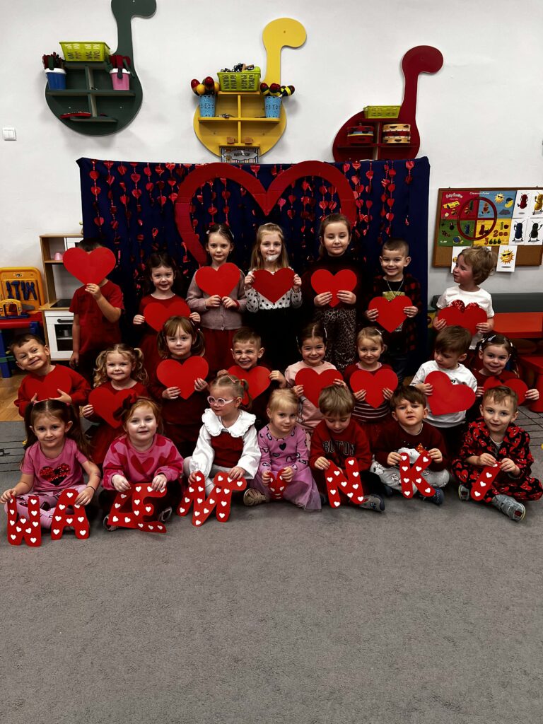 WALENTYNKOWE ZABAWY W PRZEDSZKOLU 1000009126